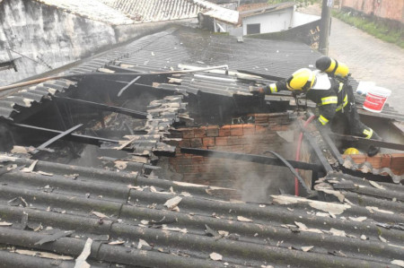 EQUIPES DE SÃO JOSÉ E FLORIANÓPOLIS ATUAM NO COMBATE A INCÊNDIO EM RESIDÊNCIA 